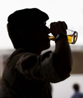 A_Soldier_Drinks_a_Pint_of_Beer_on_his_Return_from_Afghanistan_MOD_45152497-min